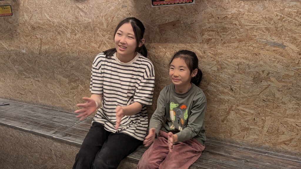 レッスンの合間に、スタッフと笑顔でコミュニケーションをとるリラックスした子供たちの様子