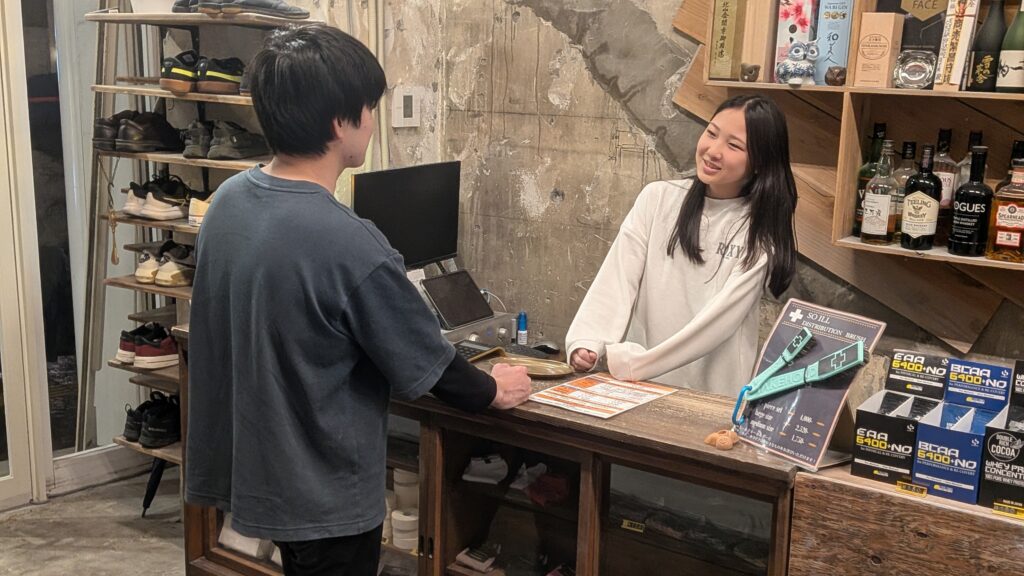 初めての方限定のお得なエントリープランを案内する受付風景