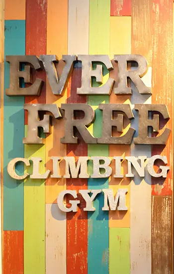 EverfreeClimbingGYMの看板